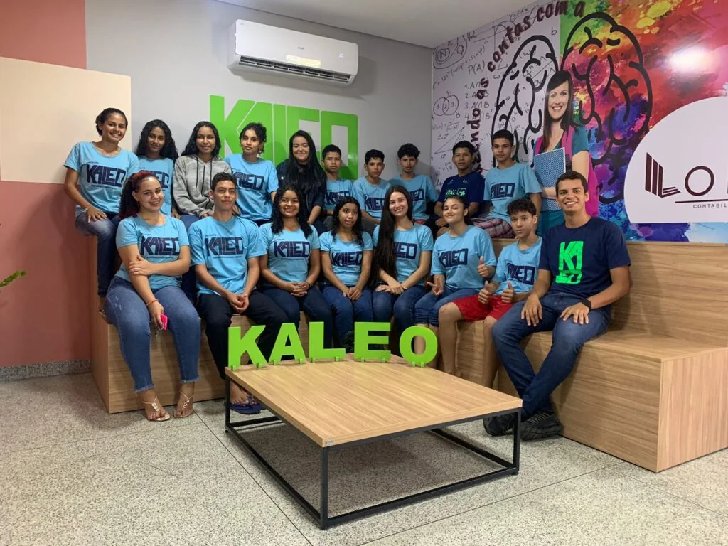 Equipe e alunos do Instituto KALEO